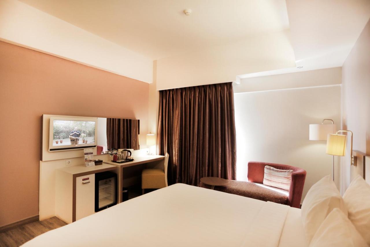 Mercure Padang Exterior photo
