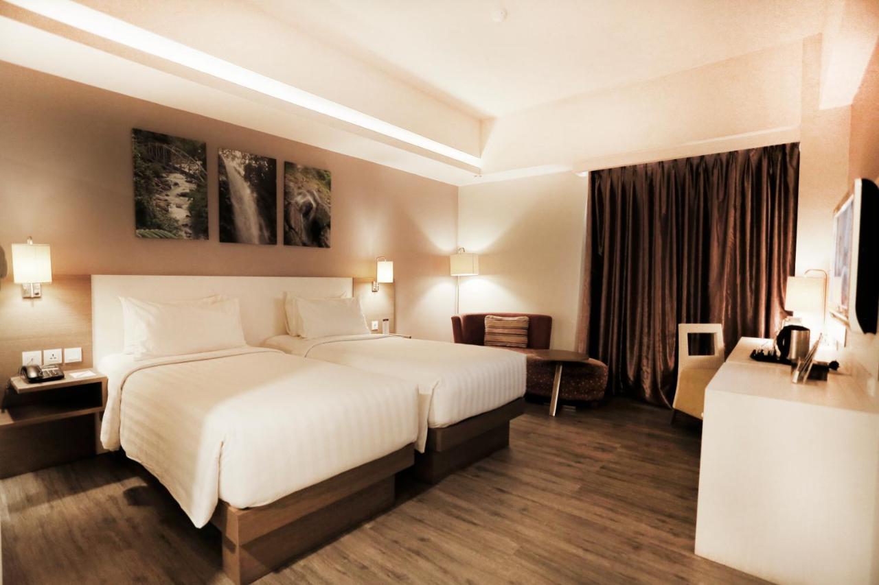 Mercure Padang Exterior photo