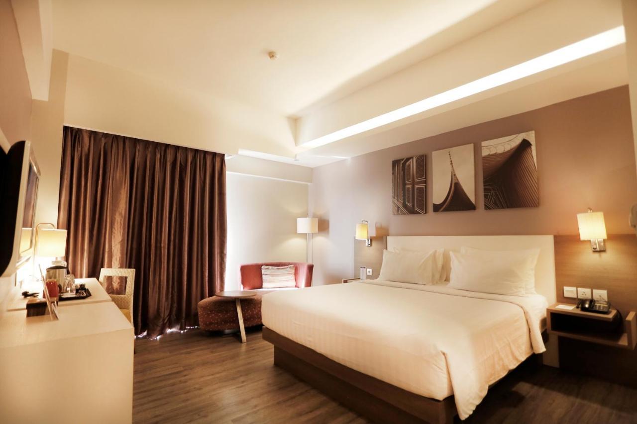 Mercure Padang Exterior photo