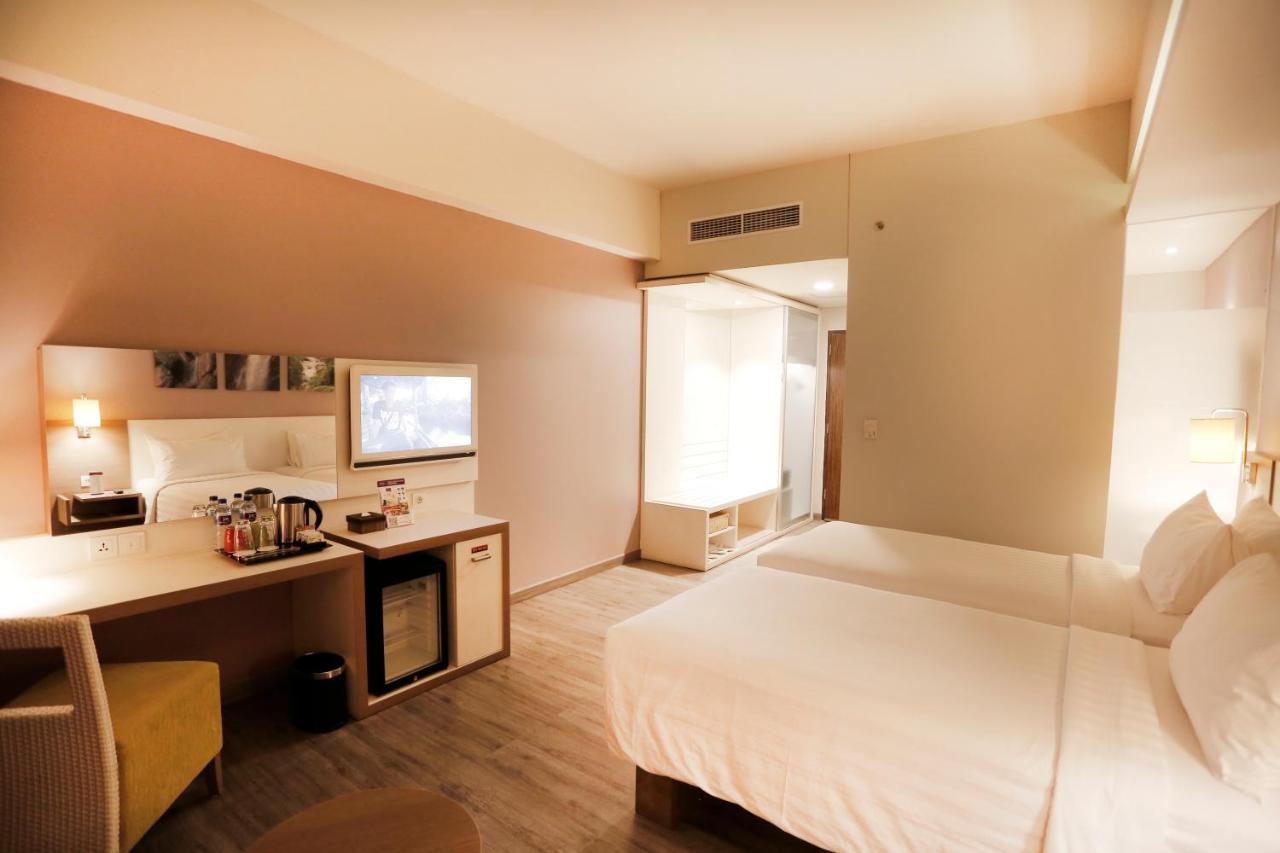 Mercure Padang Exterior photo