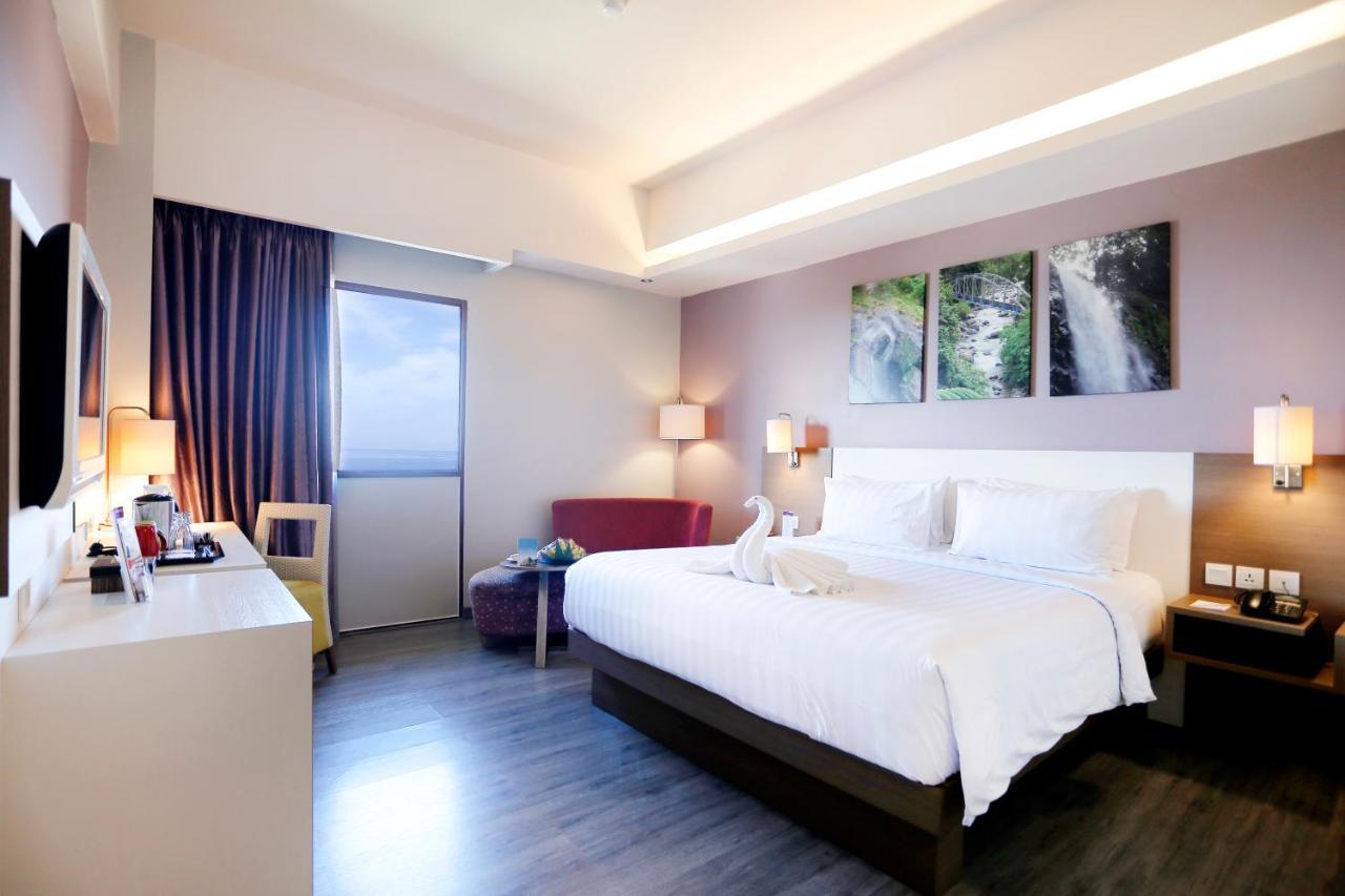 Mercure Padang Exterior photo