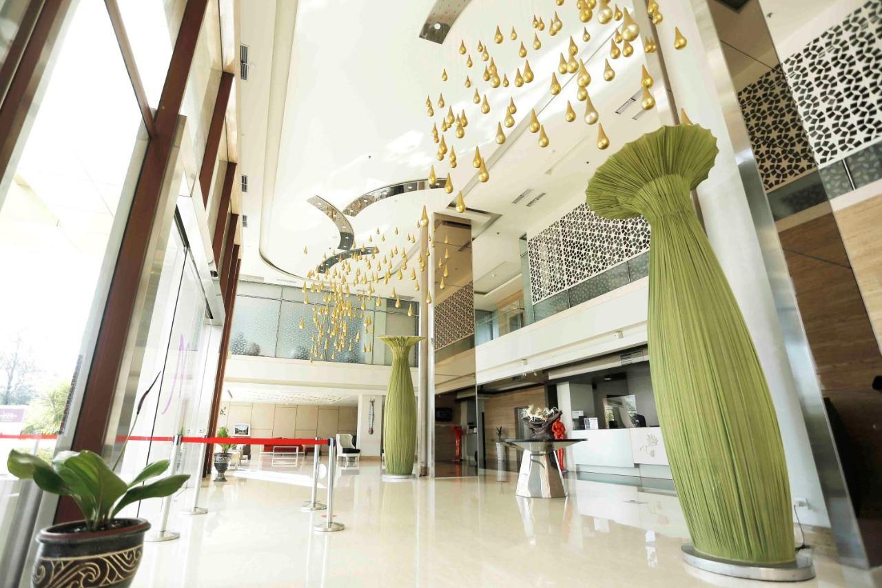 Mercure Padang Exterior photo