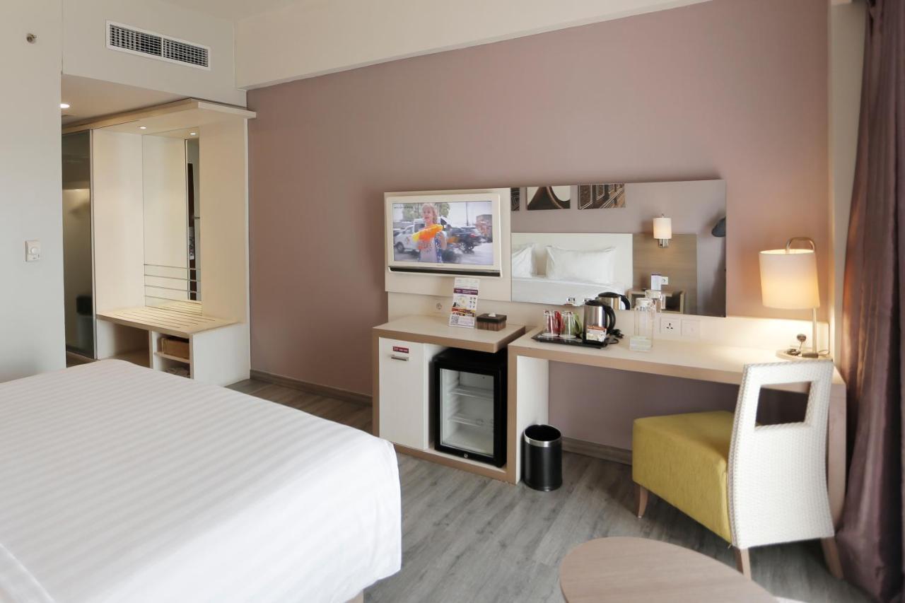 Mercure Padang Exterior photo