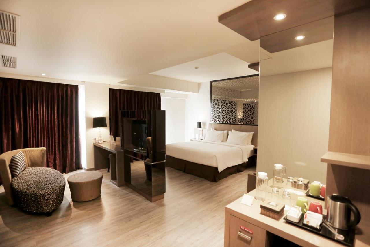 Mercure Padang Exterior photo