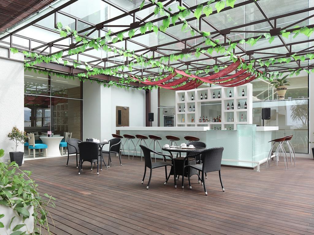 Mercure Padang Exterior photo