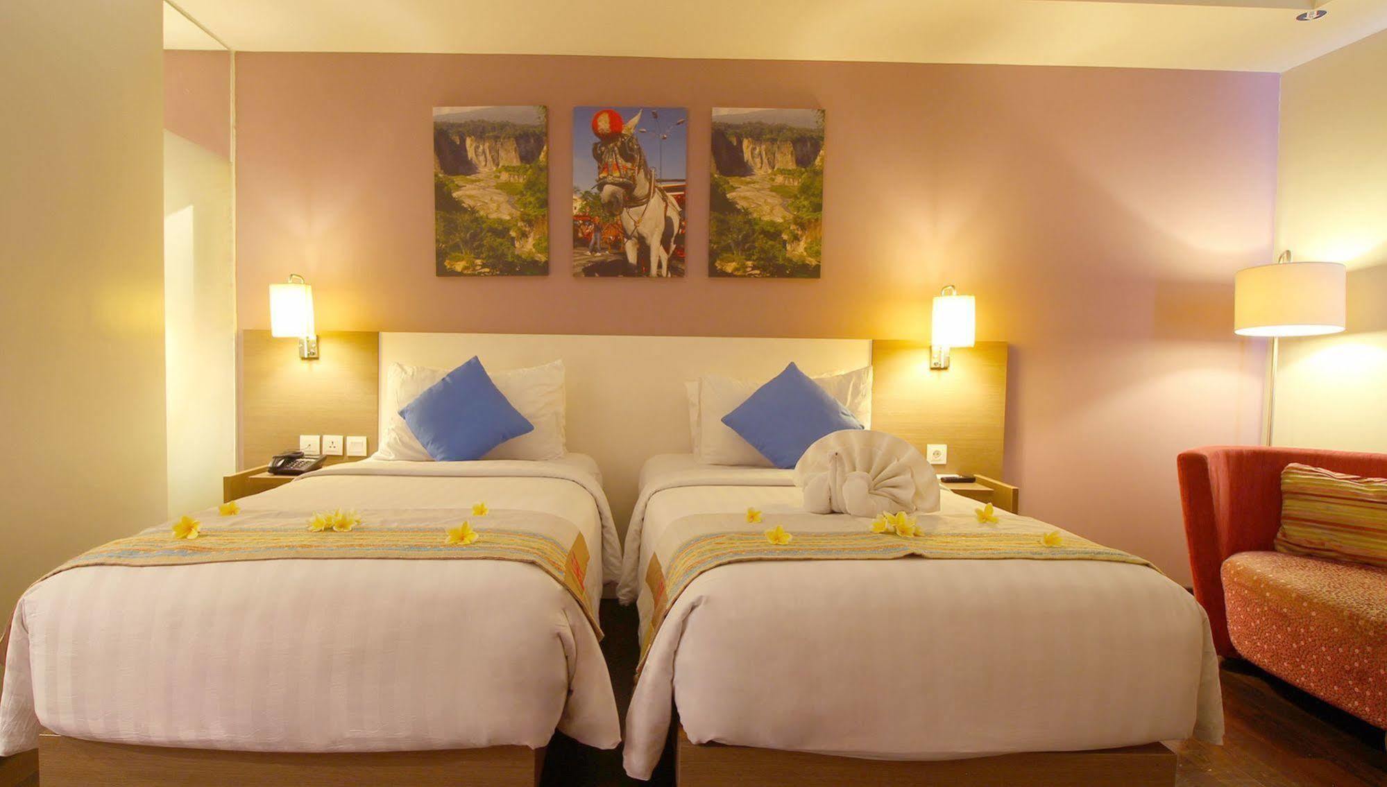 Mercure Padang Exterior photo